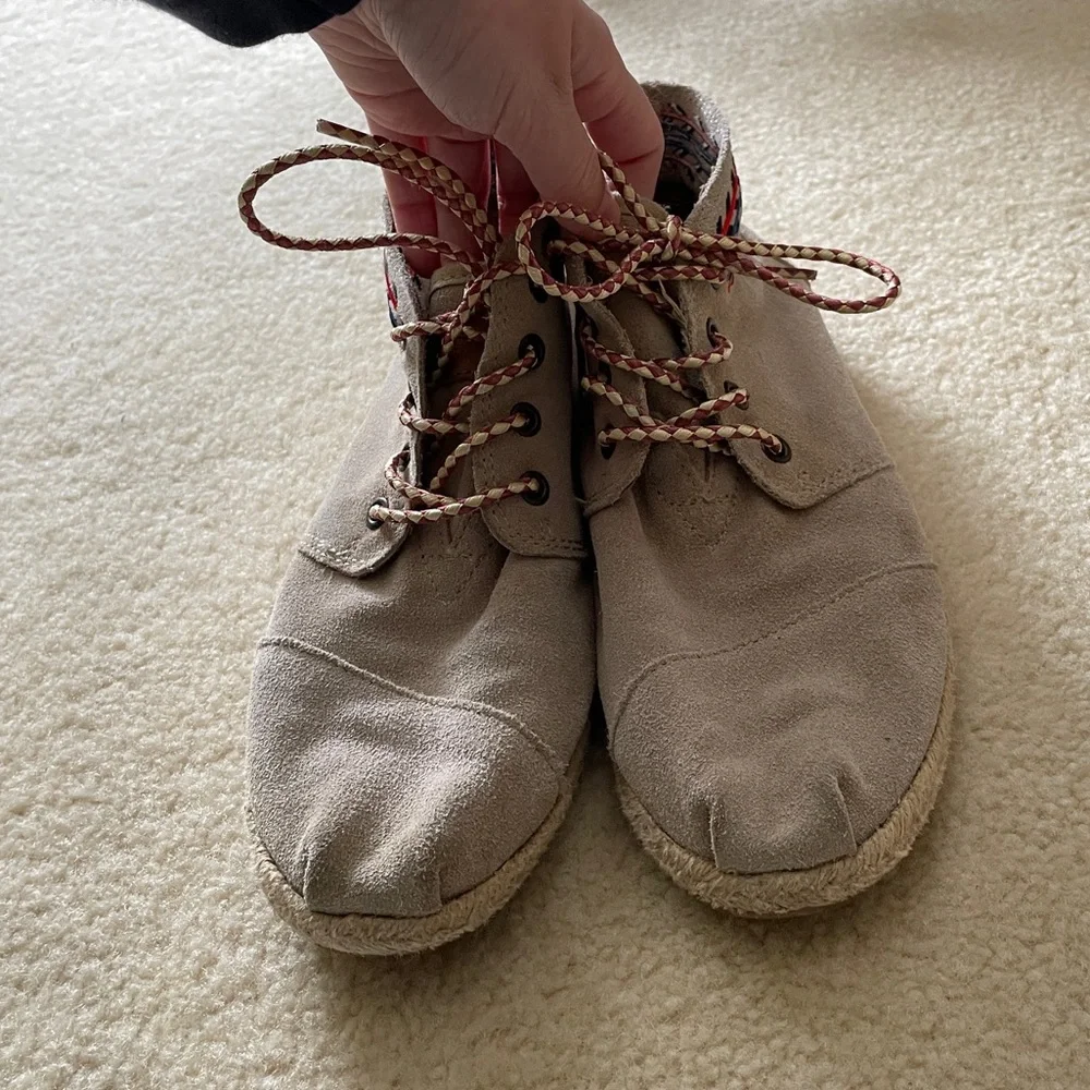 Toms Women’s High Top Embroidery Detail Suede Espadrilles. Size 9.